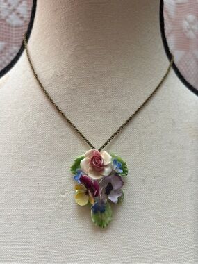 Vintage 1950s/60s Porcelain Floral Pendant Necklace